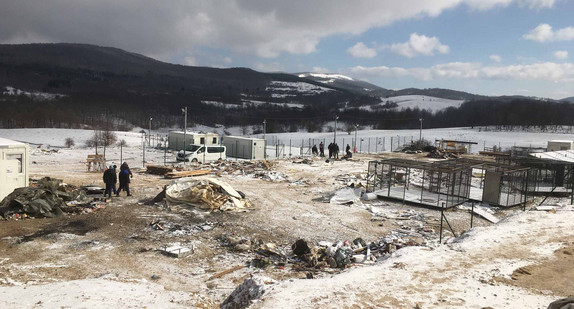 Blick auf das ausgebrannte Flüchtlingslager Camp Lipa