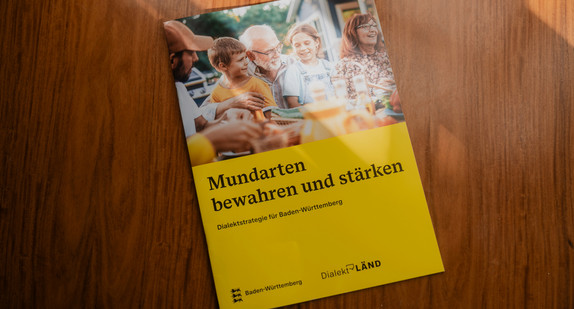 Foto einer Broschüre mit dem Titel "Mundarten bewahren und stärken. Dialektstrategie für Baden-Württemberg". 