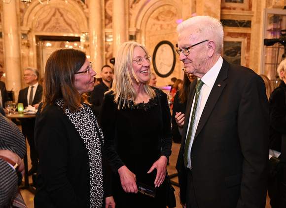 Ministerpräsident Winfried Kretschmann (rechts) im Gespräch mit Gästen
