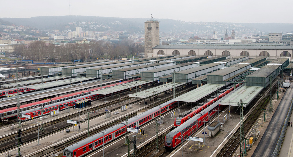 Züge stehen im Hauptbahnhof in Stuttgart (Foto: dpa)