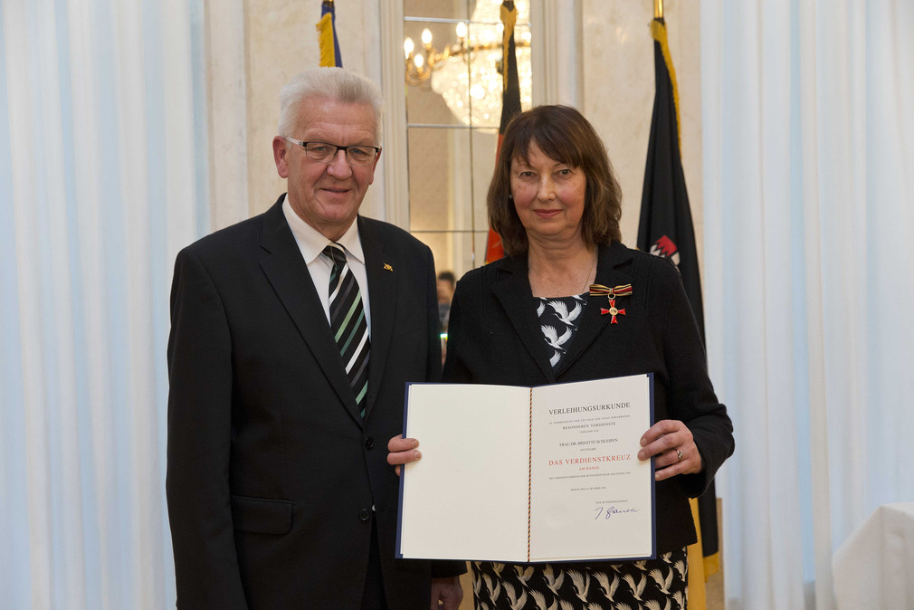 Ministerpräsident Winfried Kretschmann (l.) und Dr. Brigitte Schleipen (r.)