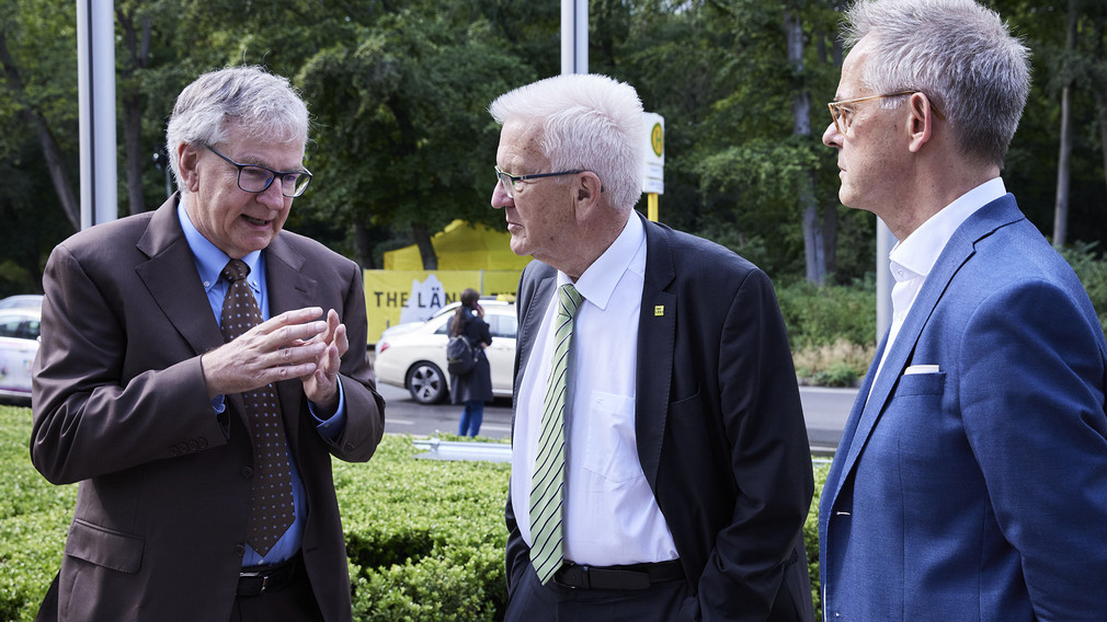 Martin Daum, Ministerpräsident Winfried Kretschmann und Staatssekretär Rudi Hoogvliet