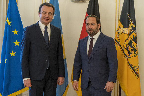 Besuch Hassler empfängt Premierminister von Kosovo Staatssekretär Florian Hassler (rechts) und der Premierminister der Republik Kosovo, Albin Kurti (links)