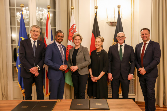 Von links nach rechts: Der britische Honorarkonsul Dr. Fritz Oesterle, der walisische Wirtschaftsminister Vaughan Gething, Wirtschaftsministerin Dr. Nicole Hoffmeister-Kraut, Nicola Pinder, Leiterin BW-UK Office, der britische Generalkonsul Simon Kendall und Dr. Christian Herzog, Geschäftsführer Baden-Württemberg International bw_i.