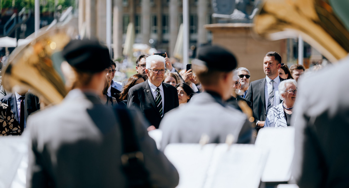 Ministerpräsident Winfried Kretschmann (Mitte) bei der Serenade des Heeresmusikkorps Ulm der Bundeswehr