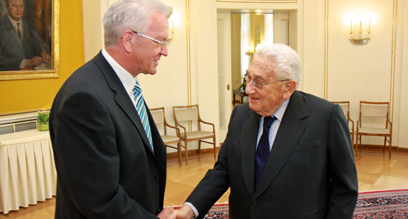 Ministerpräsident Winfried Kretschmann (l.) hat den früheren US-Außenminister Professor Dr. Henry A. Kissinger (r.) zu einem Gespräch in der Villa Reitzenstein in Stuttgart empfangen.