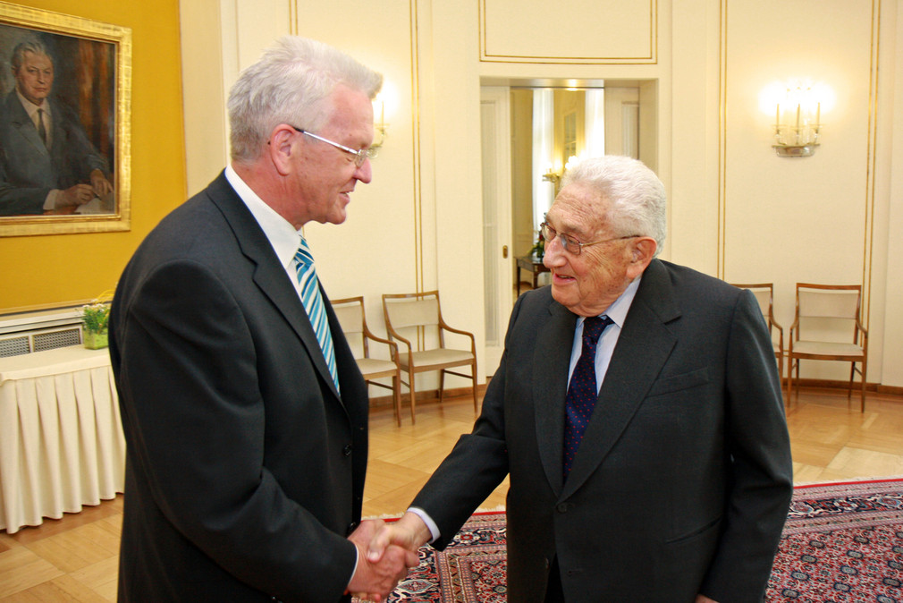 Ministerpräsident Winfried Kretschmann (l.) hat den früheren US-Außenminister Professor Dr. Henry A. Kissinger (r.) zu einem Gespräch in der Villa Reitzenstein in Stuttgart empfangen.