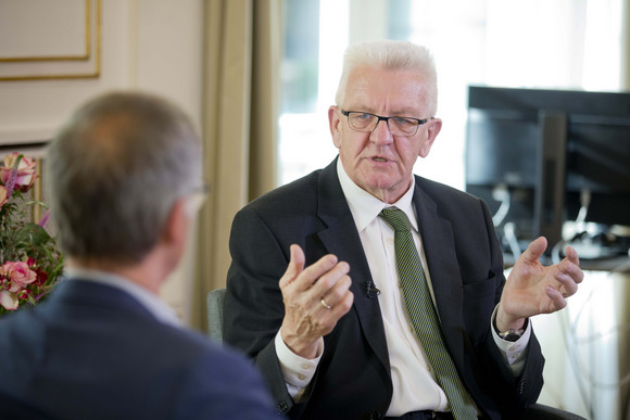 Ministerpräsident Winfried Kretschmann (r.) und Regierungssprecher Rudi Hoogvliet (l.)