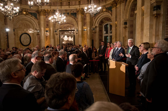 Ministerpräsident Winfried Kretschmann und Ehefrau Gerlinde mit den Mitgliedern des Kabinetts (r.) vor den Gästen