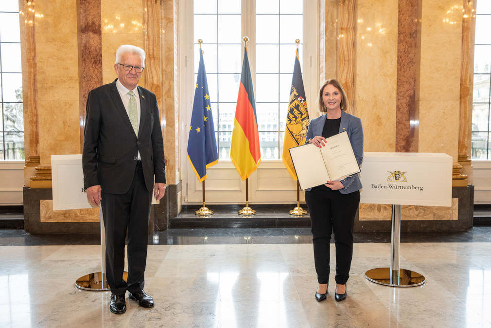 Ministerpräsident Winfried Kretschmann (l.) und Sandra Boser (r.), Staatssekretärin im Ministerium für Kultus, Jugend und Sport