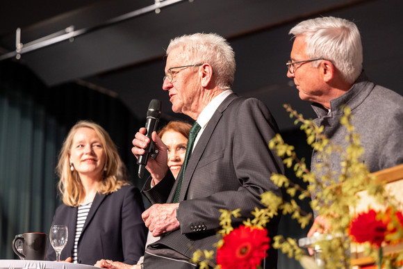 Ministerpräsident Winfried Kretschmann (Mitte) spricht auf der Bühne