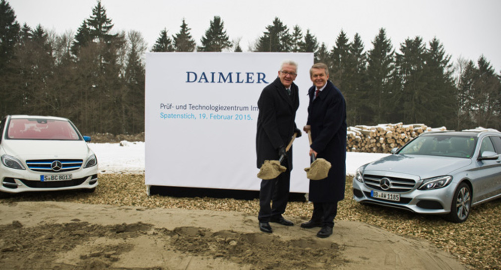 Ministerpräsident Winfried Kretschmann (l.) und Prof. Dr. Thomas Weber (r.), Mitglied des Vorstandes der Daimler AG, beim Spatenstich für das neue Prüf- und Technologiezentrum von Daimler in Immendingen