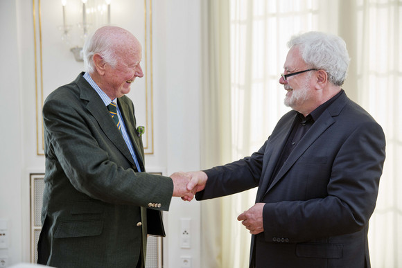 Hans Peter Müller (l.) und Staatsminister Klaus-Peter Murawski (r.)