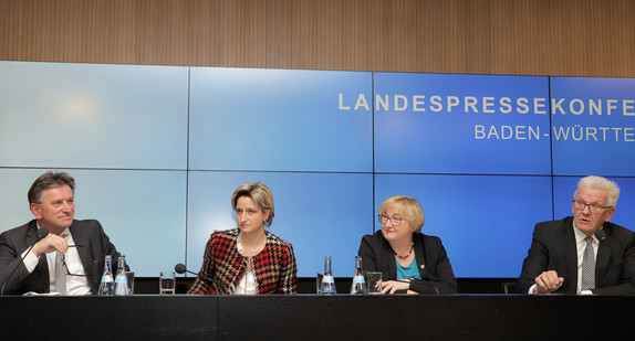 v.r.n.l.: Ministerpräsident Winfried Kretschmann, Wissenschaftsministerin Theresia Bauer, Wirtschaftsministerin Nicole Hoffmeister-Kraut und Sozial- und Integrationsminister Manne Lucha bei der Regierungspressekonferenz (Bild: Staatsministerium Baden-Württemberg)