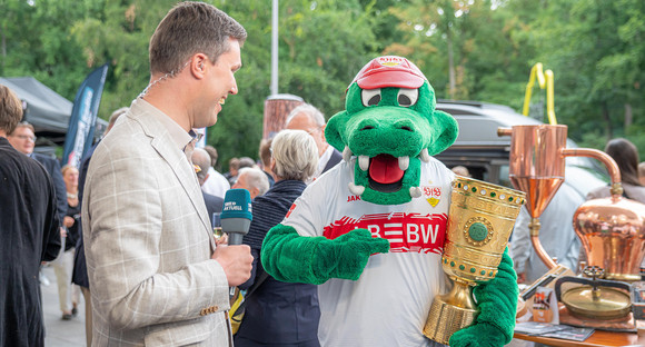 Politisches Sommerfest 60. Stallwächterparty: Aus Tradition in die Zukunft SWR-Hauptstadtkorrespondent Sebastian Deliga und das Maskottchen des VfB Stuttgart, Fritzle