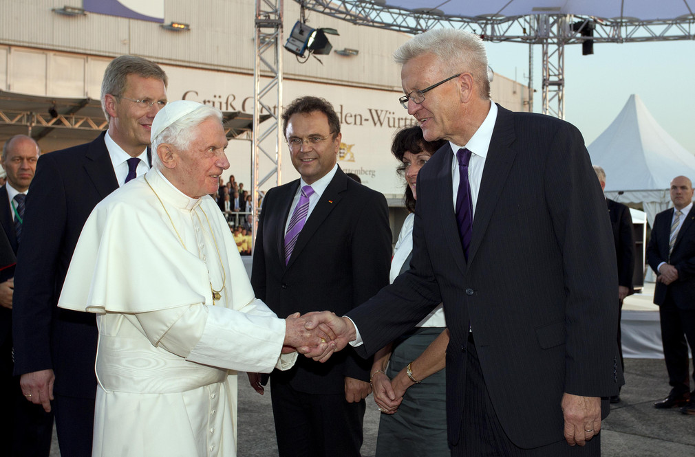 Ministerpräsident Winfried Kretschmann (r.) verabschiedet am Flughafen in Lahr Papst Benedikt XVI. (l.); dahinter stehen Bundespräsident Christian Wulff (l.) und Bundesinnenminister Hans-Peter Friedrich (M.).