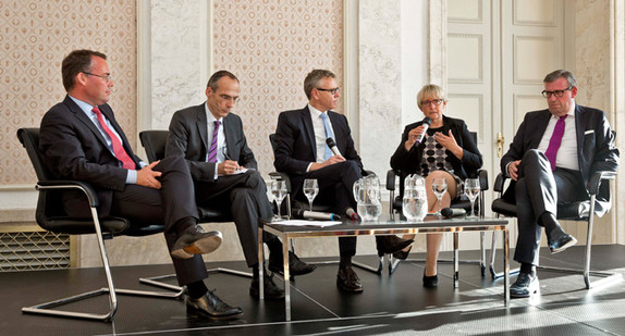 Podiumsdiskussion mit Minister Peter Friedrich (l.), Rupert Schlegelmilch (2.v.l.), Dr. Brigitte Dahlbender (2.v.r.) und Dr. Stefan Wolf (r.)