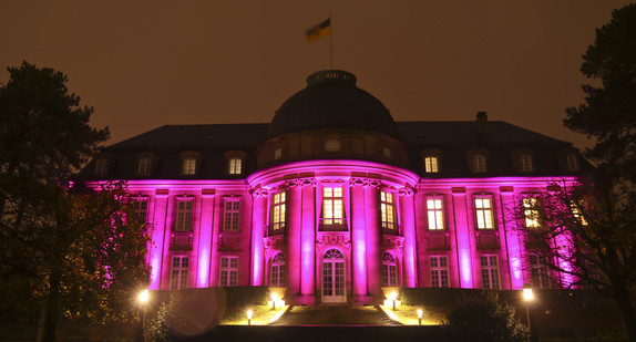 Landesregierung und Landeshauptstadt erinnern am Internationalen Aktionstag gegen die Todesstrafe an die Opfer. Als weithin sichtbares Zeichen gegen die Todesstrafe leuchtet die Villa Reitzenstein, der Regierungssitz des Ministerpräsidenten, in violettfarbenem Licht.