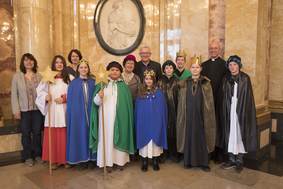 Ministerpräsident Winfried Kretschmann und seine Frau Gerlinde (M.) mit den Sternsingern von der Kirchengemeinde Klaus von Flüe (Frickenhausen)