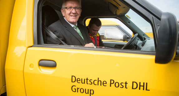 Waiblingen: Winfried Kretschmann sitzt in einem elektrisch angetriebenen Streetscooter der Deutsche Post. (Foto: © dpa)