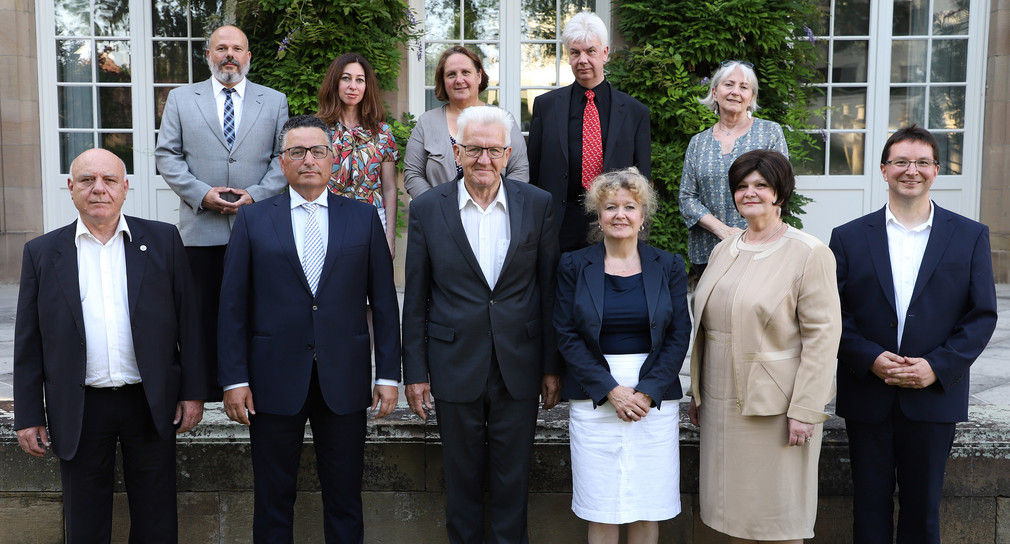 Gruppenbild mit Ministerpräsident Winfried Kretschmann (vorne, 3.v.l.), Staatsministerin Theresa Schopper (hinten, M.), dem Beauftragten der Landesregierung gegen Antisemitismus, Dr. Michael Blume (vorne, r.) und den Vorständen der Israelitischen Religionsgemeinschaften Baden und Württemberg (Bild: Staatsministerium Baden-Württemberg)