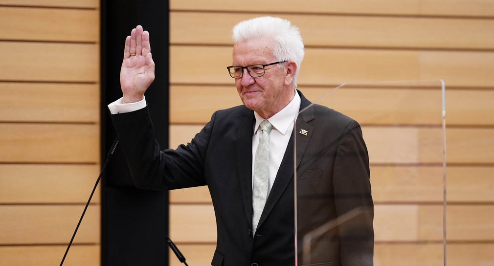 Winfried Kretschmann legt im Landtag seinen Amtseid als Ministerpräsident ab.