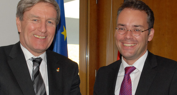 Minister Peter Friedrich (l.) und der irische Botschafter Dan Mulhall (r.)