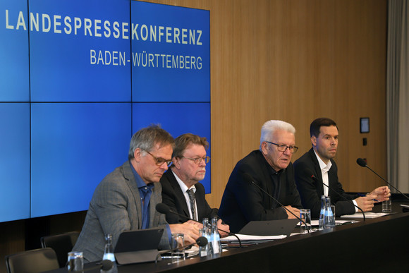 v.l.n.r.: Regierungssprecher Rudi Hoogvliet, Ministerialdirektor Prof. Uwe Lahl, Ministerpräsident Winfried Kretschmann und Michael Schwarz (Landespressekonferenz Baden-Württemberg e.V.) (Bild: Staatsministerium Baden-Württemberg)