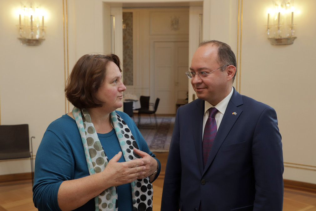 Staatsministerin Theresa Schopper (l.) und der rumänische Außenminister Bogdan Aurescu (r.) (Bild: Staatsministerium Baden-Württemberg)