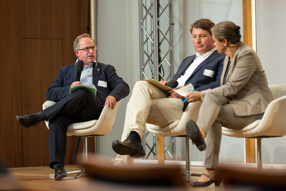 7. Sommerakademie Verbieten, zahlen oder ködern? Umweltschutz zwischen Ordnungsrecht und Marktwirtschaft Prof. Dr. Wolfgang Köck, Leiter Department Umwelt- und Planungsrecht am Helmholtz-Zentrum für Umweltforschung;