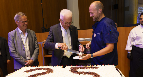 Politisches Sommerfest 60. Stallwächterparty: Aus Tradition in die Zukunft SWP 2025: Tortenanschnitt mit Staatssekretär Rudi Hoogvliet, Ministerpräsident Winfried Kretschmann und Küchenchef Oliver Grünheid