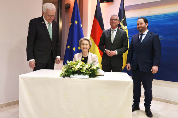 Dr. Ursula von der Leyen (Zweite von links), Präsidentin der Europäischen Kommission, beim Eintrag ins Gästebuch. Neben ihr stehen Ministerpräsident Winfried Kretschmann (links), Innenminister Thomas Strobl (Zweiter von rechts) und Europa-Staatssekretär Florian Hassler (rechts).