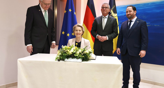 Dr. Ursula von der Leyen (Zweite von links), Präsidentin der Europäischen Kommission, beim Eintrag ins Gästebuch. Neben ihr stehen Ministerpräsident Winfried Kretschmann (links), Innenminister Thomas Strobl (Zweiter von rechts) und Europa-Staatssekretär Florian Hassler (rechts).