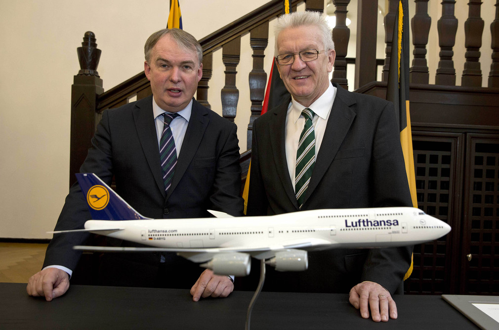 Ministerpräsident Winfried Kretschmann (r.) und Thomas Kropp (l.), Lufthansa AG, anlässlich der Unterzeichnung der Urkunde zur Übertragung des Namens „Baden-Württemberg“ auf ein Lufthansa-Flugzeug am 24. Januar 2014 im Clay Haus in Stuttgart.