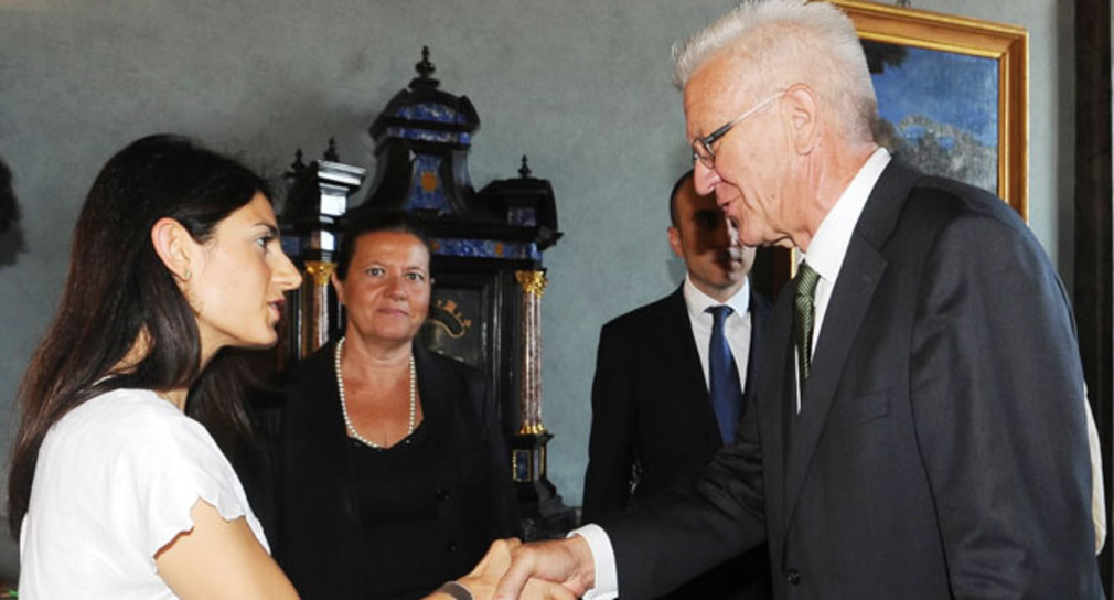 Die Bürgermeisterin Roms, Virginia Raggi, begrüßt Ministerpräsident Winfried Kretschmann.
