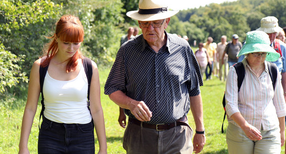 Wanderung auf dem Wasserfallsteig in Bad Urach: Ministerpräsident Winfried Kretschmann (M.) im Gespräch