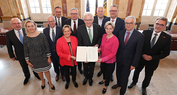Gruppenbild mit Ministerpräsident Winfried Kretschmann (Bild: Staatsministerium Baden-Württemberg)