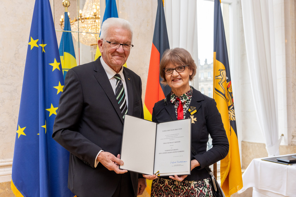 Ministerpräsident Winfried Kretschmann (links) und Rotraut Susanne Berner (rechts)