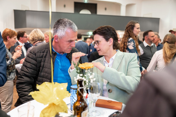 Marion Gentges (rechts), Ministerin der Justiz und für Migration, im Gespräch 