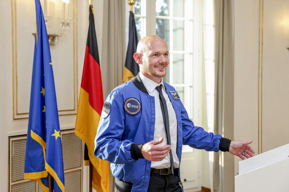 Auszeichnung Ehrentitel Professor an Dr. Alexander Gerst verliehen Dr. Alexander Gerst bei seiner Ansprache