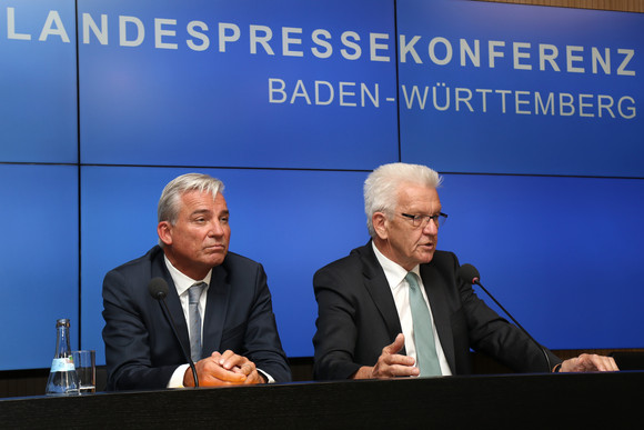 Ministerpräsident Winfried Kretschmann (r.) und Innenminister Thomas Strobl (l.)