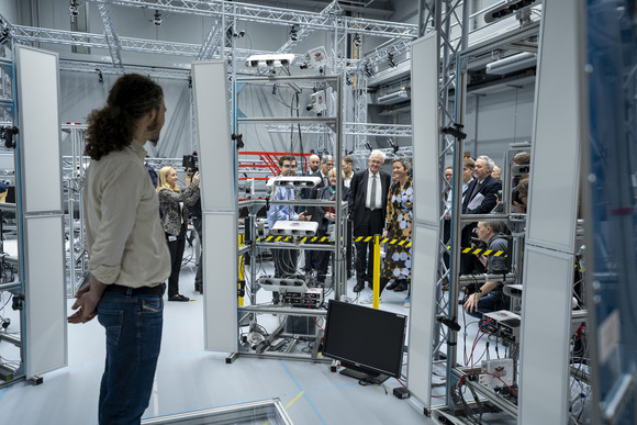 Ministerpräsident Winfried Kretschmann und die Exekutiv-Vizepräsidentin der EU-Kommission, Margrethe Vestager, im Cyber Valley in Tübingen (Bild: Staatsministerium Baden-Württemberg)