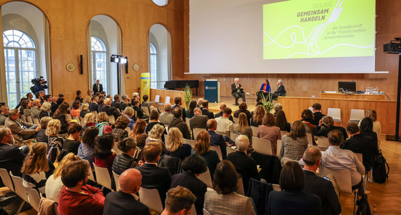 Blick in der Aula der Universität Mannheim während des Podiumsgesprächs mit dem ehemaligen Bundespräsidenten Joachim Gauck und Ministerpräsident Winfried Kretschmann im Rahmen der Tagung „Gemeinsam handeln – die Gesellschaft in der Transformation zusammenhalten“.