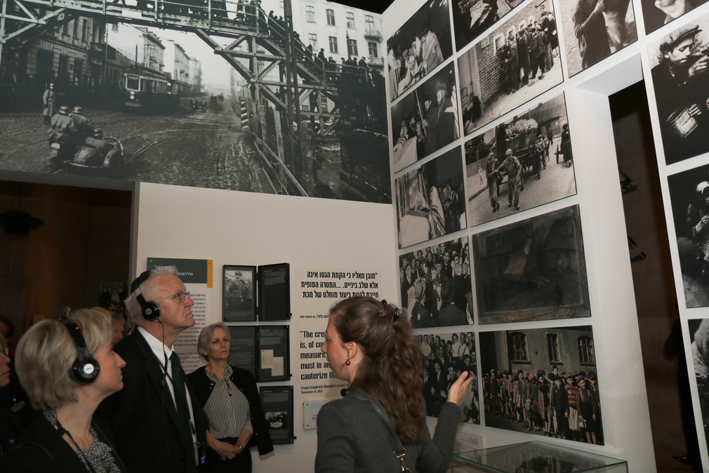 Ministerpräsident Winfried Kretschmann (2.v.l.) und Wirtschaftsministerin Nicole Hoffmeister-Kraut (l.) in der Gedenkstätte Yad Vashem