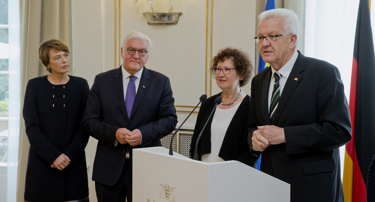 v.r.n.l.: Ministerpräsident Winfried Kretschmann, Gerlinde Kretschmann, Bundespräsident Frank-Walter Steinmeier und Elke Büdenbender in der Villa Reitzenstein in Stuttgart