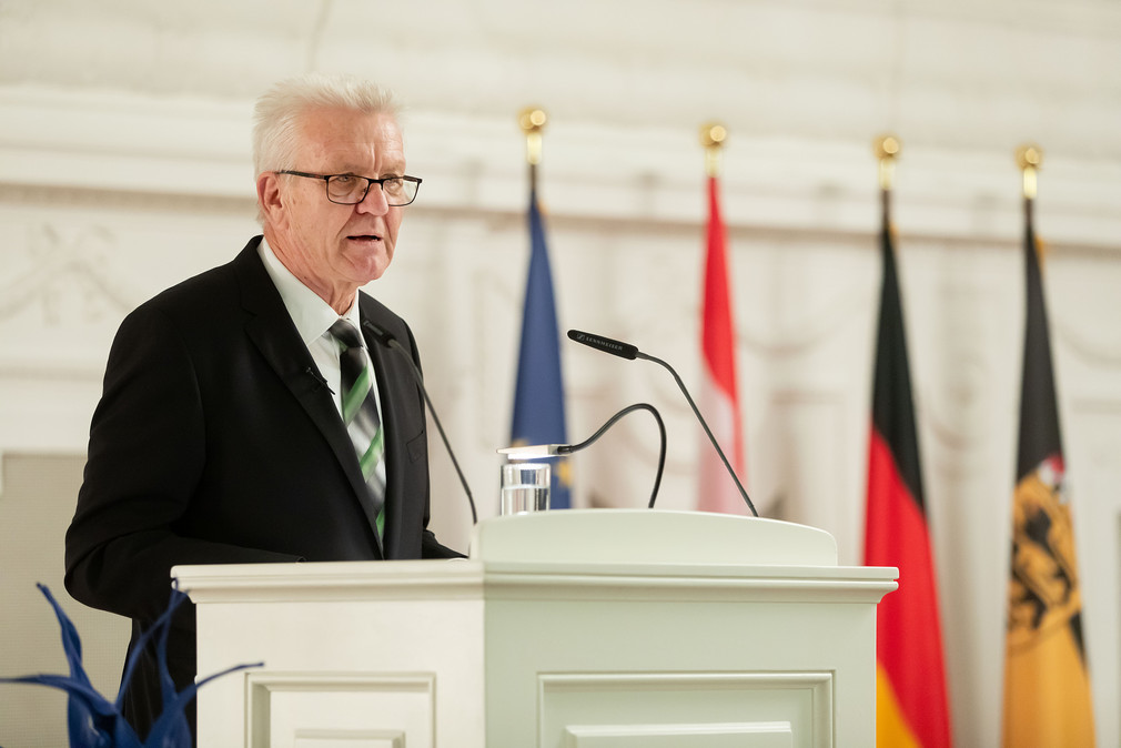 Ministerpräsident Winfried Kretschmann am Rednerpult. (Bild: Staatsministerium Baden-Württemberg)