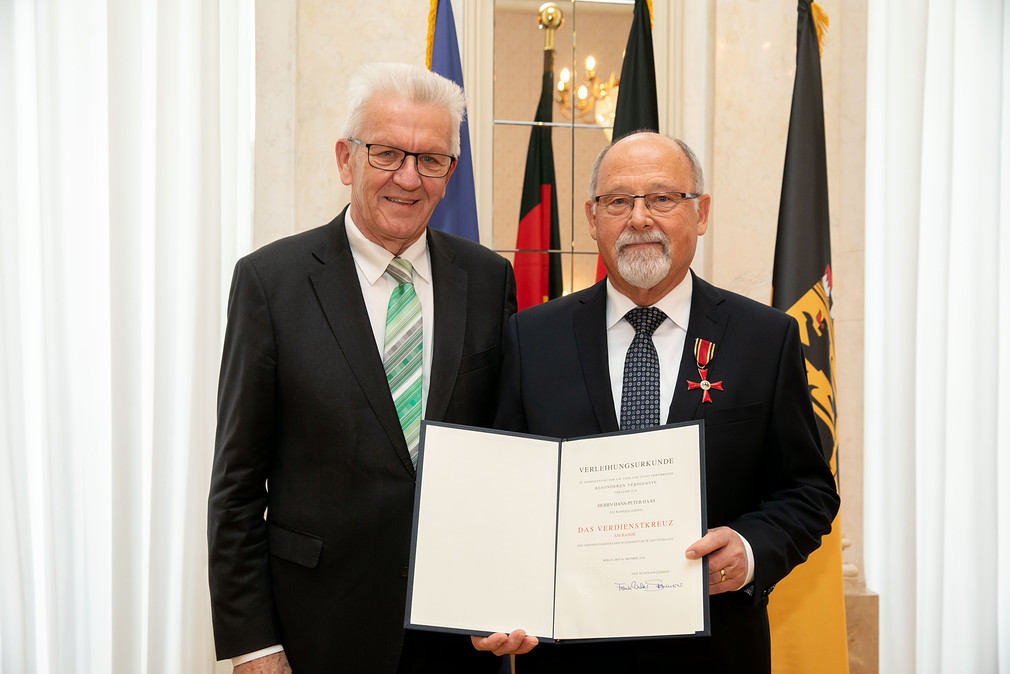 Ministerpräsident Winfried Kretschmann (l.) und Hans-Peter Haas (r.) (Bild: Staatsministerium Baden-Württemberg)