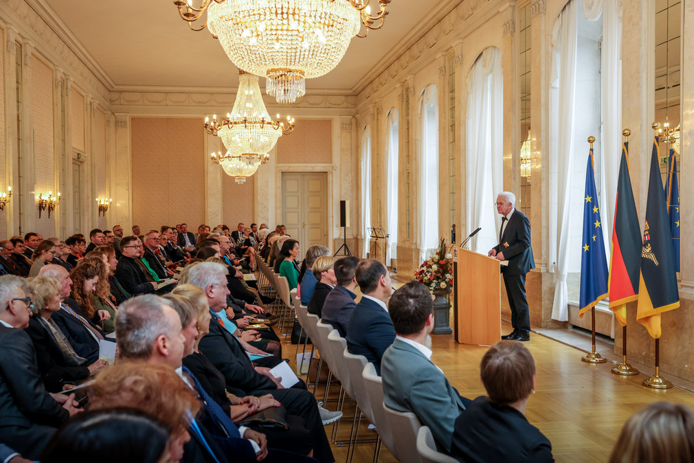 Ministerpräsident Winfried Kretschmann (rechts) bei seiner Ansprache zu den Gästen