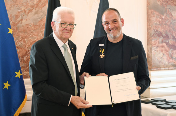 Auszeichnung Verdienstorden des Landes an 24 verdiente Persönlichkeiten Ministerpräsident Winfried Kretschmann (links) und Frank Schmidt (rechts)