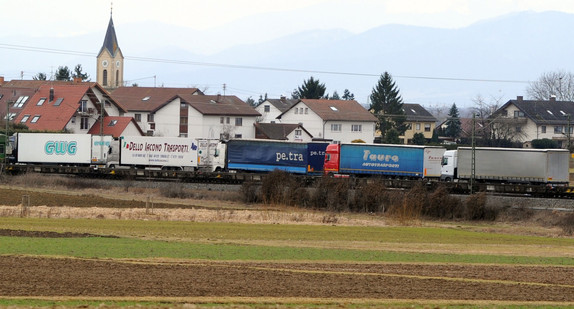 Ein Güterzug beladen mit Lkws fährt bei Bad Krozingen (Landkreis Breisgau-Hochschwarzwald). (Foto: © dpa)